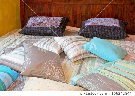 Double bed 106242844