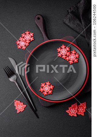 Empty ceramic black plate with christmas decoration elements Empty ceramic black plate with christmas decoration elements 106244500