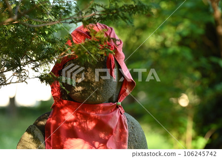 頭戴紅兜帽、身著圍裙的地藏菩薩 106245742