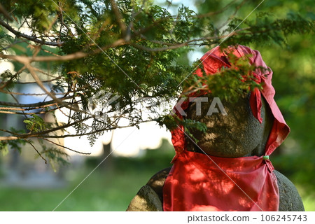 頭戴紅兜帽、身著圍裙的地藏菩薩 106245743