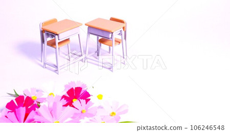 秋季學校形象課桌和彩色紙製成的波斯菊花 11 106246548