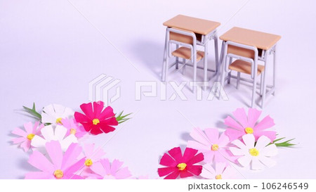 秋季學校形象課桌和彩色紙製成的波斯菊花 12 106246549