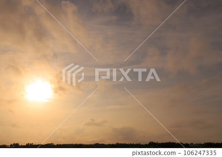 在夕陽下沾染的雲 在夕陽下沾染的雲 106247335