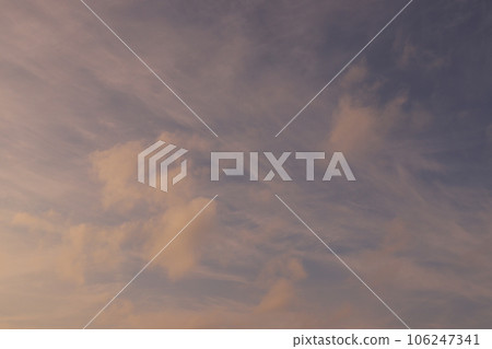 在夕陽下沾染的雲 在夕陽下沾染的雲 106247341