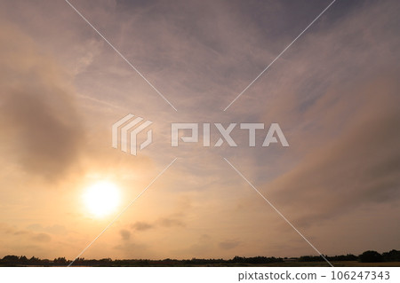 在夕陽下沾染的雲 在夕陽下沾染的雲 106247343