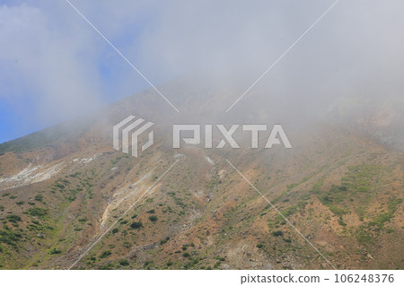 被雲覆蓋的山 被雲覆蓋的山 106248376
