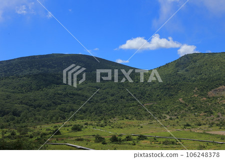 被雲覆蓋的山 被雲覆蓋的山 106248378