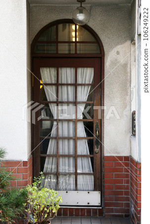 Wooden door 106249222