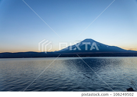黃昏時從山中湖看到的富士山 106249502