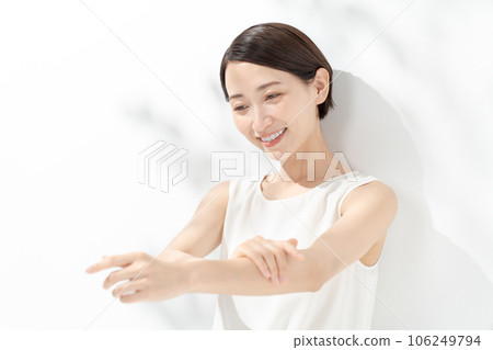 感覺保濕的女性 防曬霜 UV 106249794
