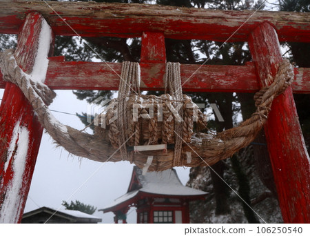 有紅色鳥居和大注連繩的弁天神社 106250540