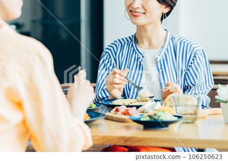 中年婦女與朋友共進午餐 106250623