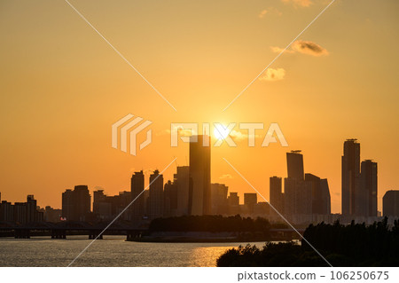 The night view of the city of Yeouido, a high-rise building, shot at Dongjak Bridge in Seoul at sunset 106250675