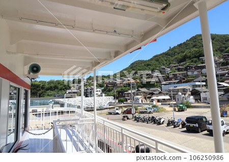 [Kagawa] Ogijima seen from the arriving ferry 106250986