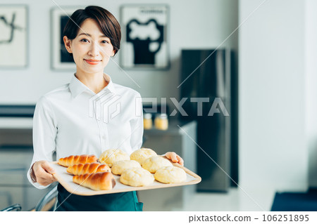 在麵包店工作的中年婦女 106251895