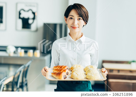 在麵包店工作的中年婦女 106251896
