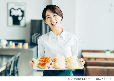 在麵包店工作的中年婦女 106251897