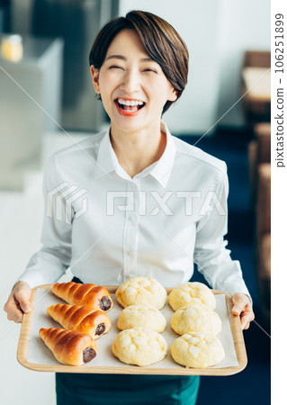 在麵包店工作的中年婦女 106251899