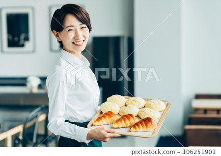 在麵包店工作的中年婦女 106251901