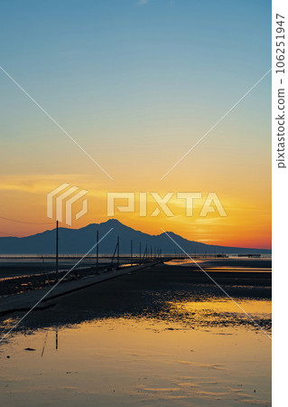 【熊本縣】通向夕陽染紅的大海的筆直道路 106251947