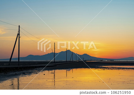 [Kumamoto Prefecture] A straight road leading to the sea Nagabeda Kaidokoro dyed in the setting sun 106251950