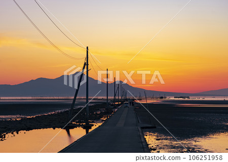 [Kumamoto Prefecture] A straight road leading to the sea Nagabeda Kaidokoro dyed in the setting sun 106251958