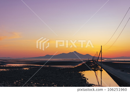 [Kumamoto Prefecture] A straight road leading to the sea Nagabeda Kaidokoro dyed in the setting sun 106251960