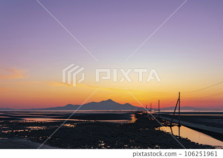 【熊本縣】通向夕陽染紅的大海的筆直道路 106251961