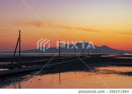 【熊本縣】通向夕陽染紅的大海的筆直道路 【熊本縣】通向夕陽染紅的大海的筆直道路 106251964