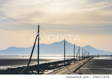 [Kumamoto Prefecture] A straight road leading to the sea Nagabeda Kaidokoro dyed in the setting sun 106251976