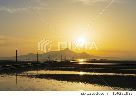 【熊本縣】通向夕陽染紅的大海的筆直道路 106251983