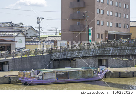 Scenery where you can see a houseboat under a wooden bridge in a tourist area Scenery where you can see a houseboat under a wooden bridge in a tourist area 106252029