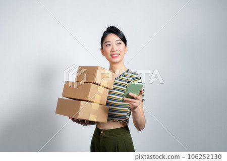 Beautiful asian women in fashion style holding a lot of parcel box and cell phone payment online shopping application 106252130