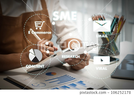 Growing savings businessmen work in SME, or small and medium-sized enterprises, computing, computer e-commerce, professional order shipping, and the virtual screen of the future. Growing savings businessmen work in SME, or small and medium-sized enterprises, computing, computer e-commerce, professional order shipping, and the virtual screen of the future. 106252178