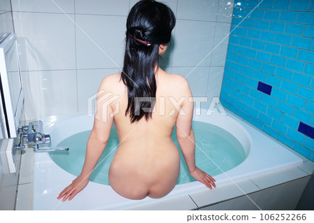 一個年輕的女人洗個澡 一個年輕的女人洗個澡 106252266