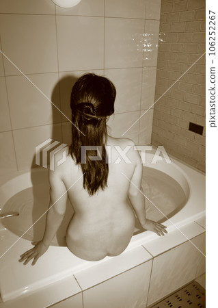 一個年輕的女人洗個澡 一個年輕的女人洗個澡 106252267