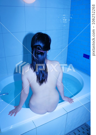 一個年輕的女人洗個澡 一個年輕的女人洗個澡 106252268