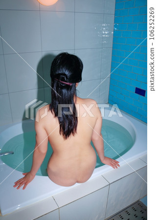 一個年輕的女人洗個澡 106252269