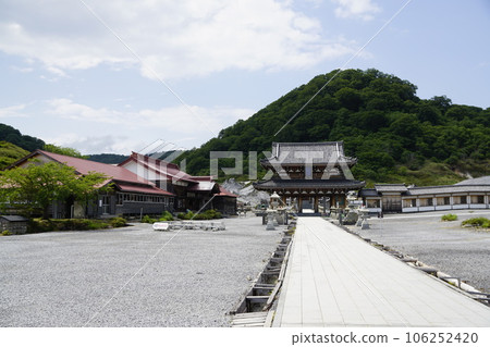 通往Osorezan山門的道路 通往Osorezan山門的道路 106252420