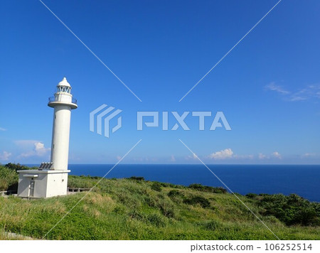 衝永良部島南岬燈塔和藍色的大海 106252514
