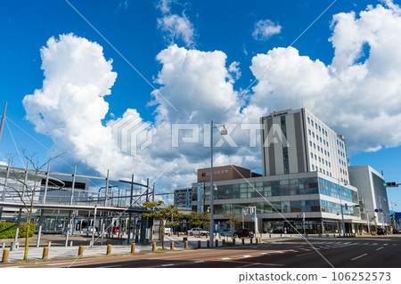 晴朗的藍天和北陸新幹線小松站（西口）前的風景 | 石川縣小松市 106252573