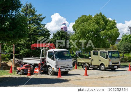 公園內排隊的綠化車輛 106252864