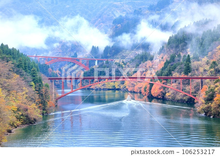 秋天的莊川峽和觀光船 106253217