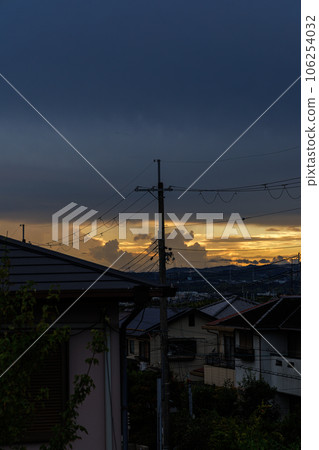 2023年夏季奈良市住宅區西部天空邊緣可見的積雨雲夜景 106254032
