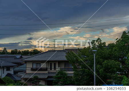 2023年夏季奈良市區夜景藍天和日落透過雲層在住宅區看到 106254033