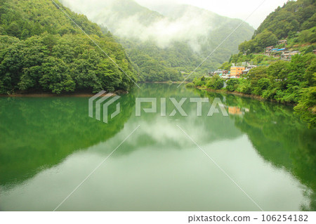 Scenery of a lake deep in the mountains smoked in the rain Scenery of a lake deep in the mountains smoked in the rain 106254182