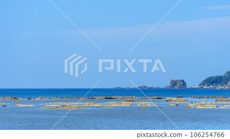 男鹿半島俯瞰宇之崎海岸和遠處的鹽瀨崎深喜島 106254766