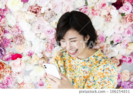 年輕女子智能手機搜索圖像 106254851