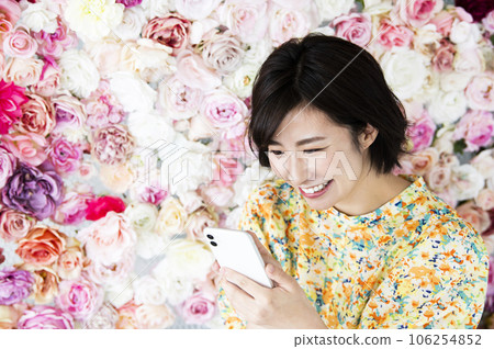 Young woman smartphone search image 106254852