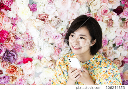 年輕女子智能手機搜索圖像 106254853